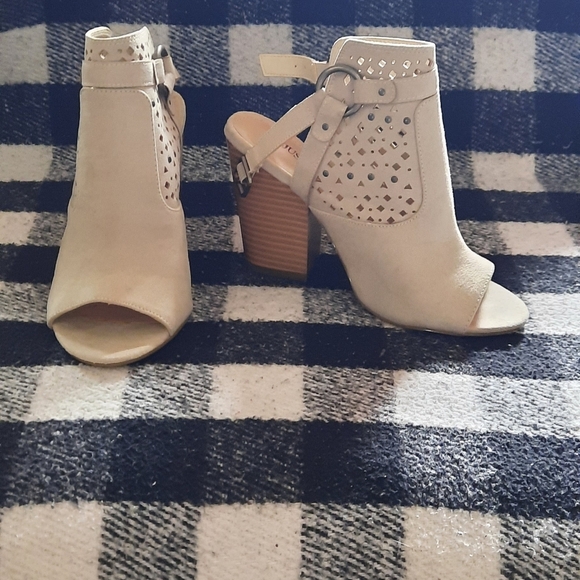 Cream colored high heels - Picture 2 of 4